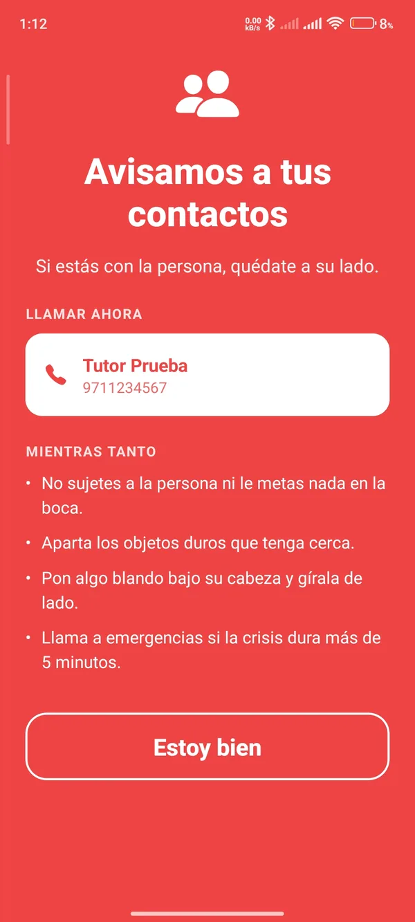 Pantalla de alarma de la aplicación, en rojo: «Avisamos a tus contactos», el botón para llamar al tutor, los pasos de primeros auxilios y el botón «Estoy bien».